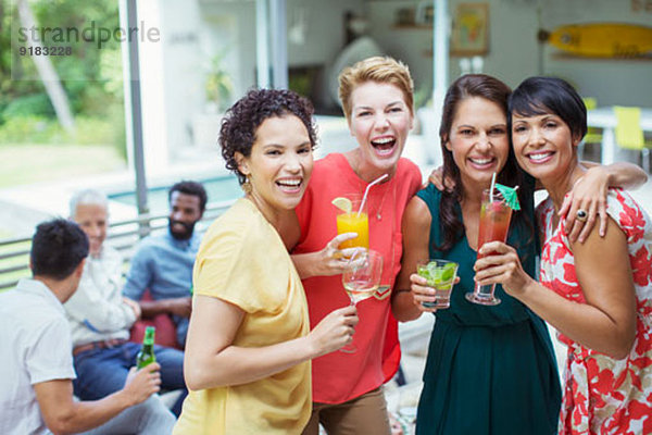 Frauen lachen auf der Party