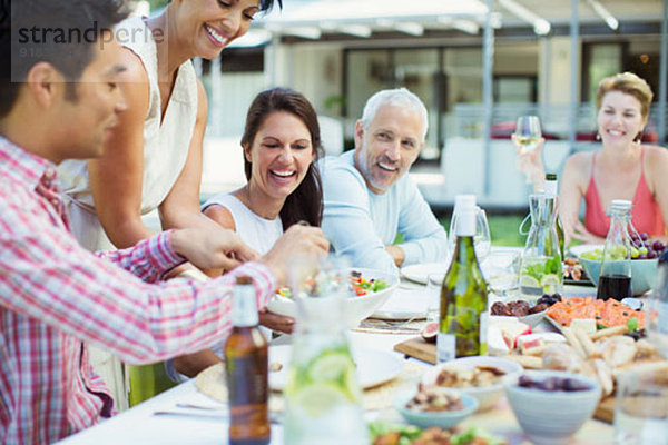 Frau dient Freunden auf der Party