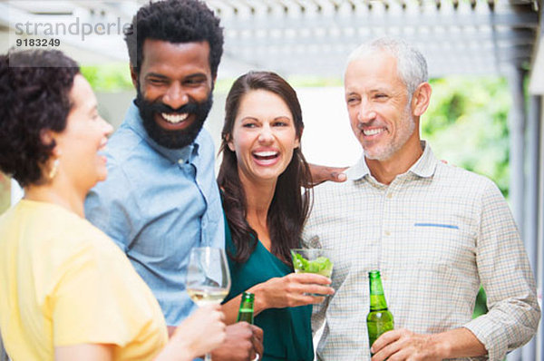 Freunde lachen auf der Party