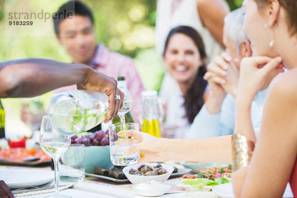 Freunde beim gemeinsamen Essen im Freien