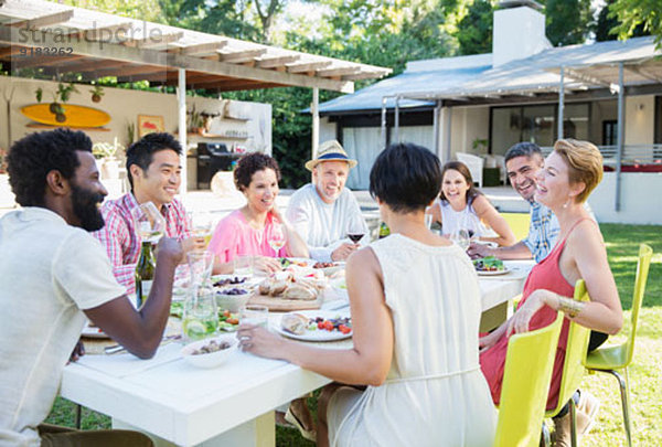 Freunde im Gespräch auf der Dinnerparty