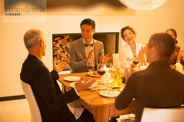 Freunde applaudieren bei der Dinnerparty