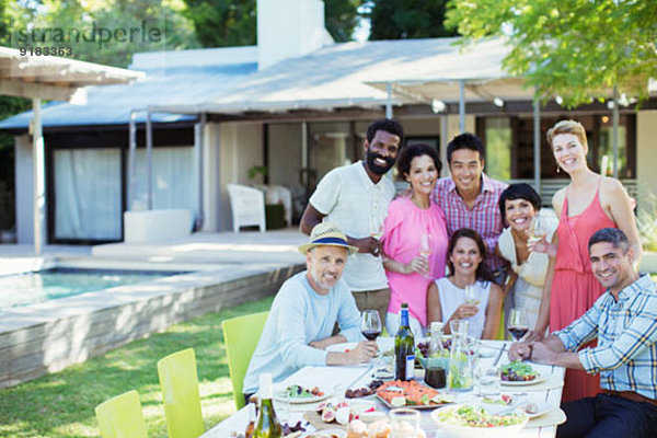 Freunde lächeln gemeinsam auf der Party