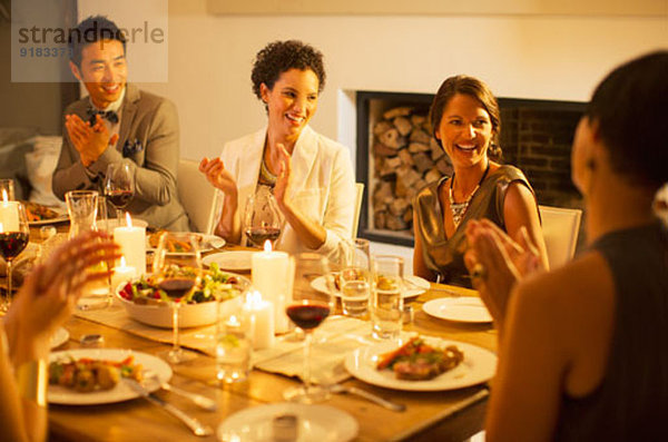 Freunde applaudieren bei der Dinnerparty