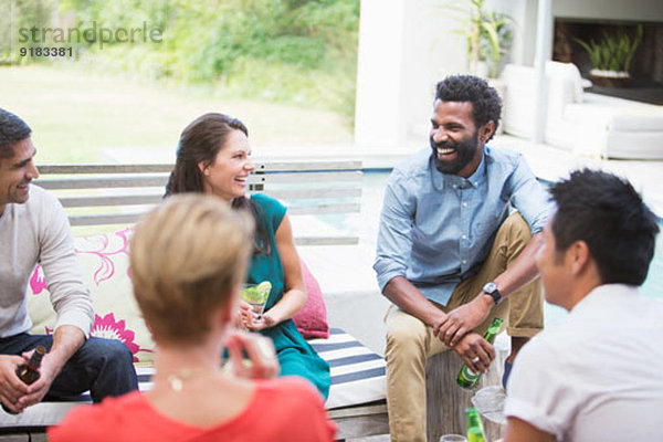 Freunde lachen auf der Party