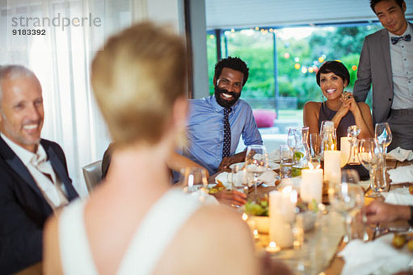 Freunde im Gespräch auf der Dinnerparty