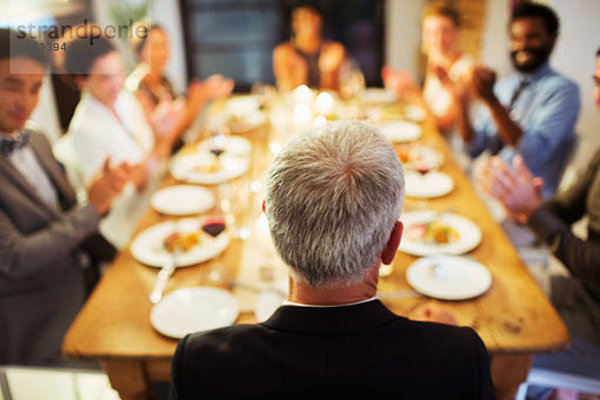 Freunde applaudieren bei der Dinnerparty