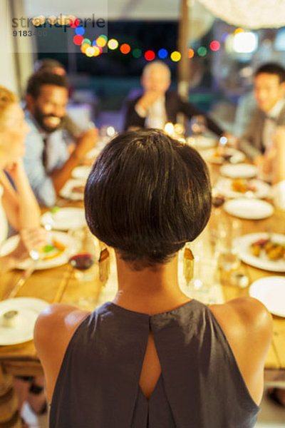 Frau sitzend auf der Dinnerparty