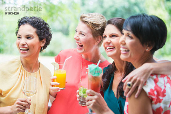 Frauen lächeln gemeinsam auf der Party