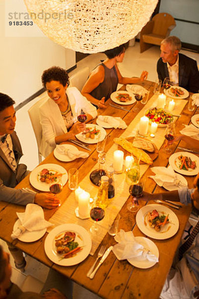 Freunde essen zusammen auf der Dinnerparty