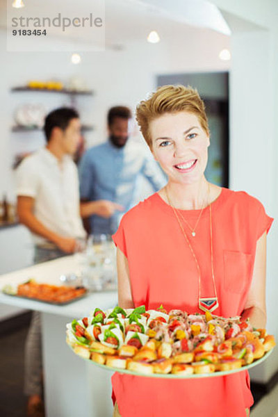 Frau serviert Essen auf der Party