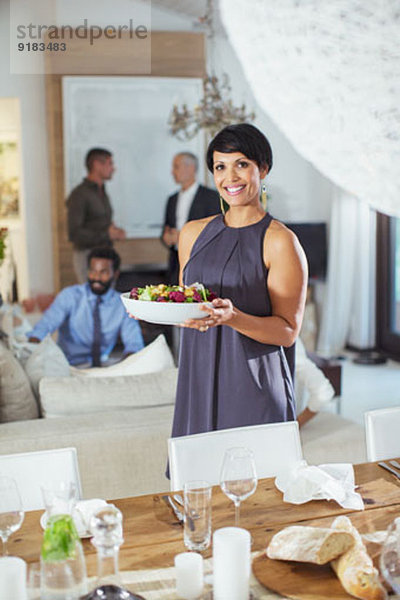 Frau serviert Essen auf der Dinnerparty