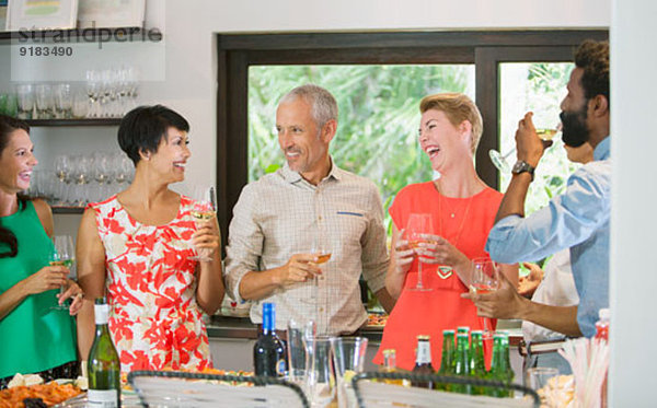 Freunde lachen gemeinsam auf der Party