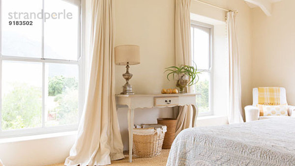 Vorhang und Waschtisch im rustikalen Schlafzimmer