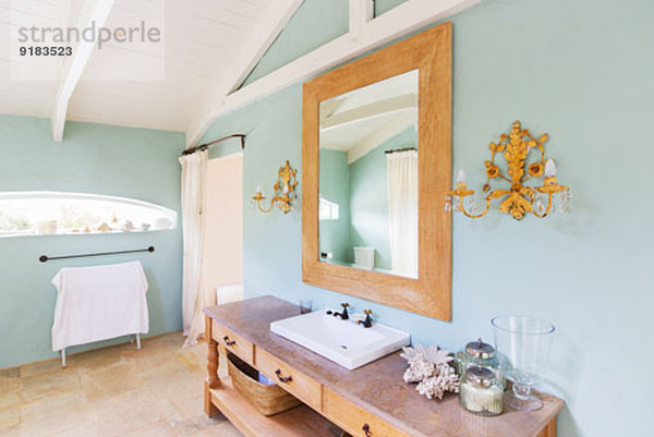 Waschbecken und Spiegel im rustikalen Bad