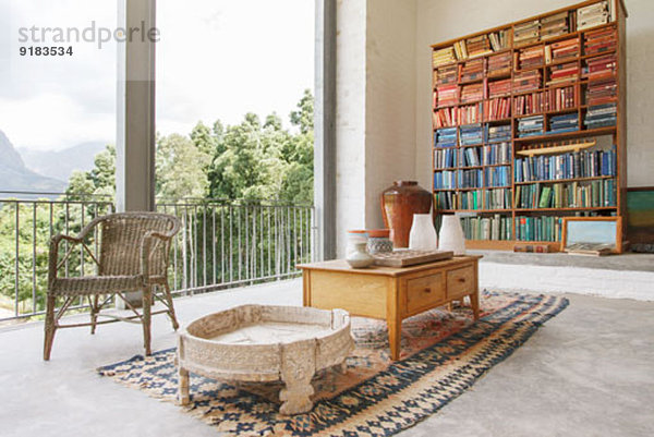 Bücherregal und Couchtisch im modernen Haus