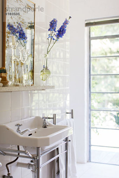 Waschbecken und Spiegel im modernen Bad