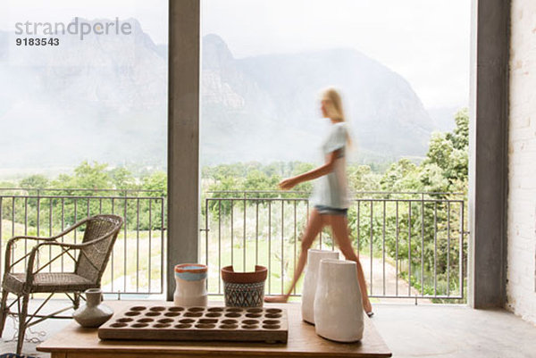 Verschwommener Blick auf die Frau auf der Terrasse