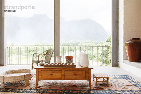 Couchtisch im Wohnzimmer mit Blick auf die Landschaft