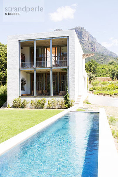 Modernes Haus mit Schwimmbad in ländlicher Landschaft