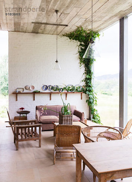 Sofa  Stühle und Tisch im rustikalen Wohnzimmer