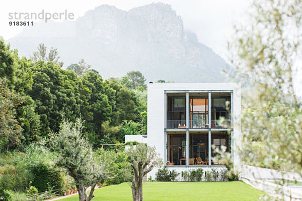 Modernes Haus in ländlicher Landschaft