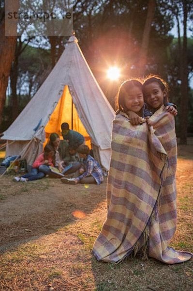 Kinder in Decke gewickelt auf dem Campingplatz