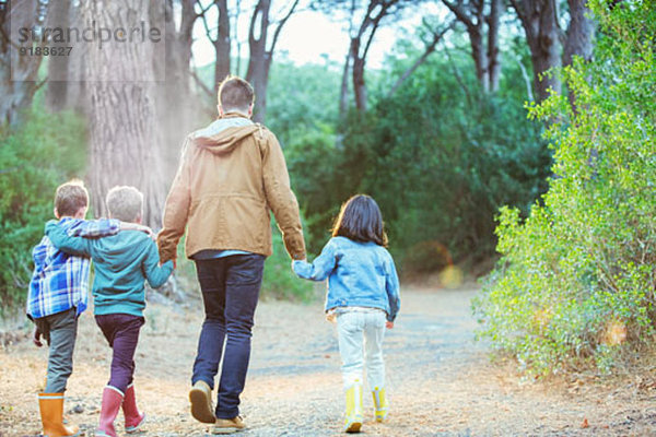 Schüler und Lehrer beim Waldspaziergang