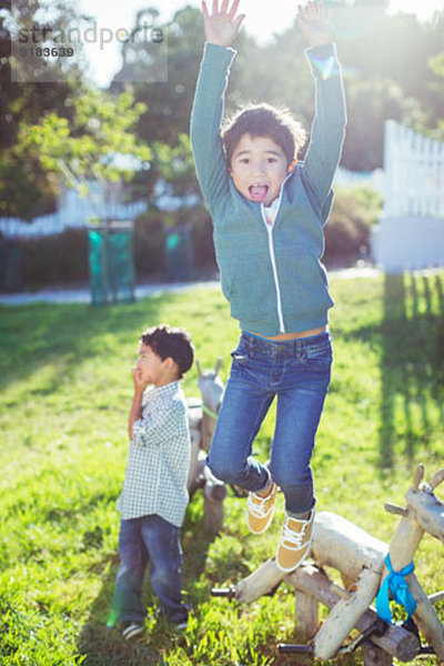 Junge springt vor Freude im Freien