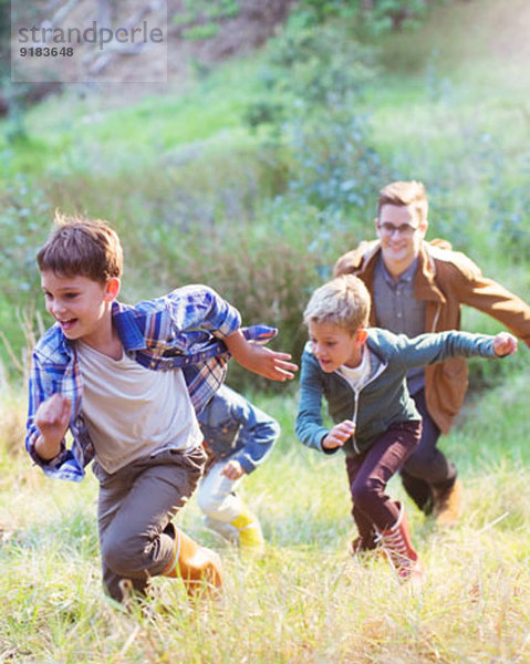 Jungen  die im Feld laufen