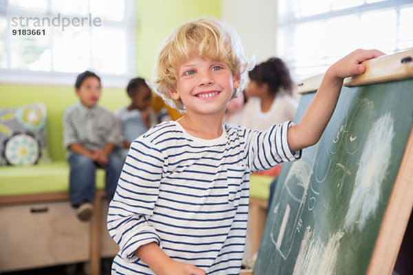 Schülerzeichnung auf Kreidetafel im Klassenzimmer