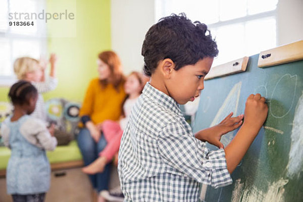 Schülerzeichnung auf Kreidetafel im Klassenzimmer