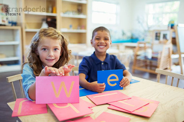 Schüler mit Briefen im Klassenzimmer