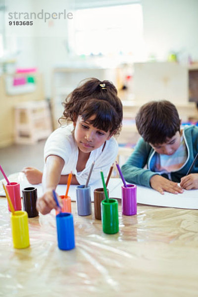 Schüler malen im Klassenzimmer