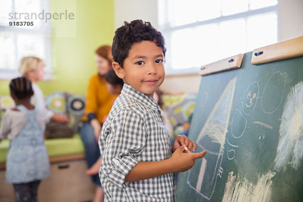 Schülerzeichnung auf Kreidetafel im Klassenzimmer