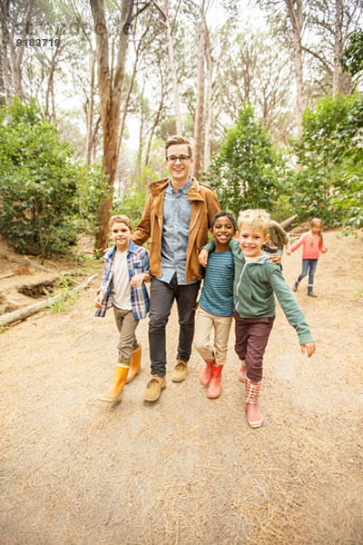 Schüler und Lehrer beim Waldspaziergang