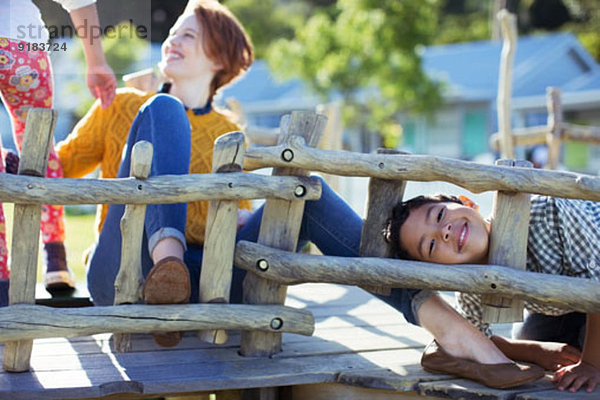 Lehrer und Schüler spielen auf der Spielstruktur