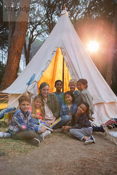 Lehrer und Schüler lächeln auf dem Campingplatz