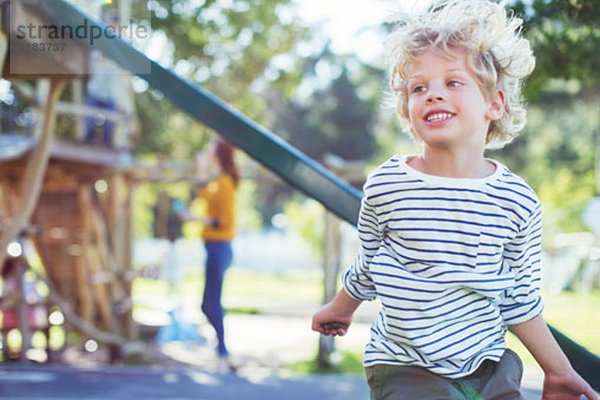 Junge spielt auf dem Spielplatz