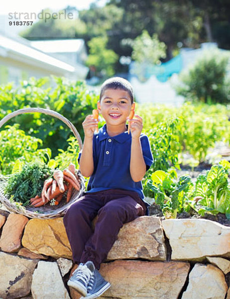 Junge mit Warenkorb im Garten