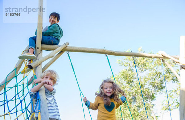 Kinder spielen auf einer Spielstruktur