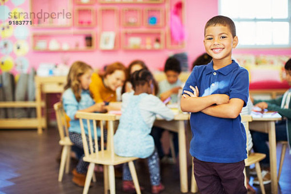 Student lächelt im Klassenzimmer