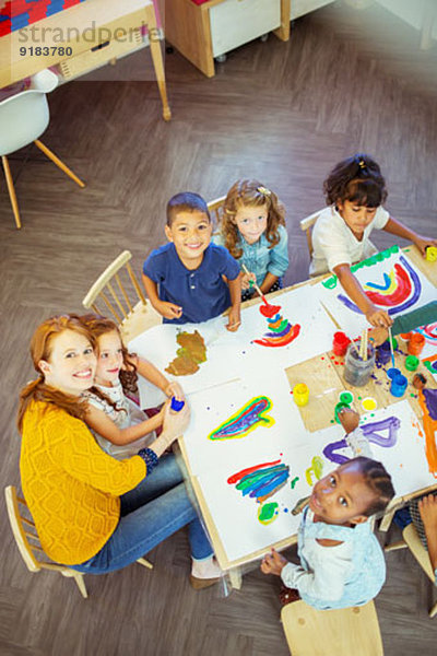 Schüler und Lehrer malen im Klassenzimmer