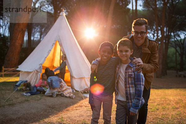 Schüler und Lehrer lächeln auf dem Campingplatz