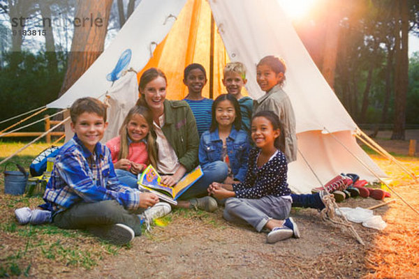 Schüler und Lehrer lächeln auf dem Campingplatz