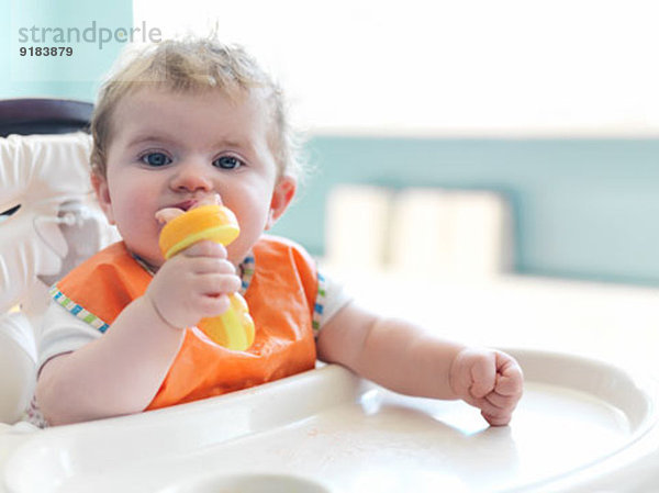 Baby Mädchen beim Kauen auf Spielzeug