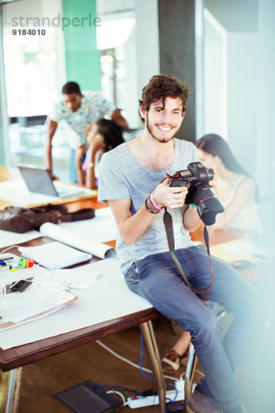 Mann beim Betrachten von Fotos im Büro