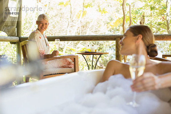 Frauen trinken gemeinsam Wein im Spa