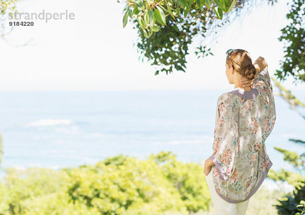 Frau mit Blick auf die ländliche Landschaft