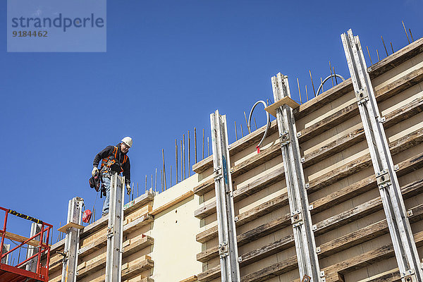 Europäer Wand gehen arbeiten Beton